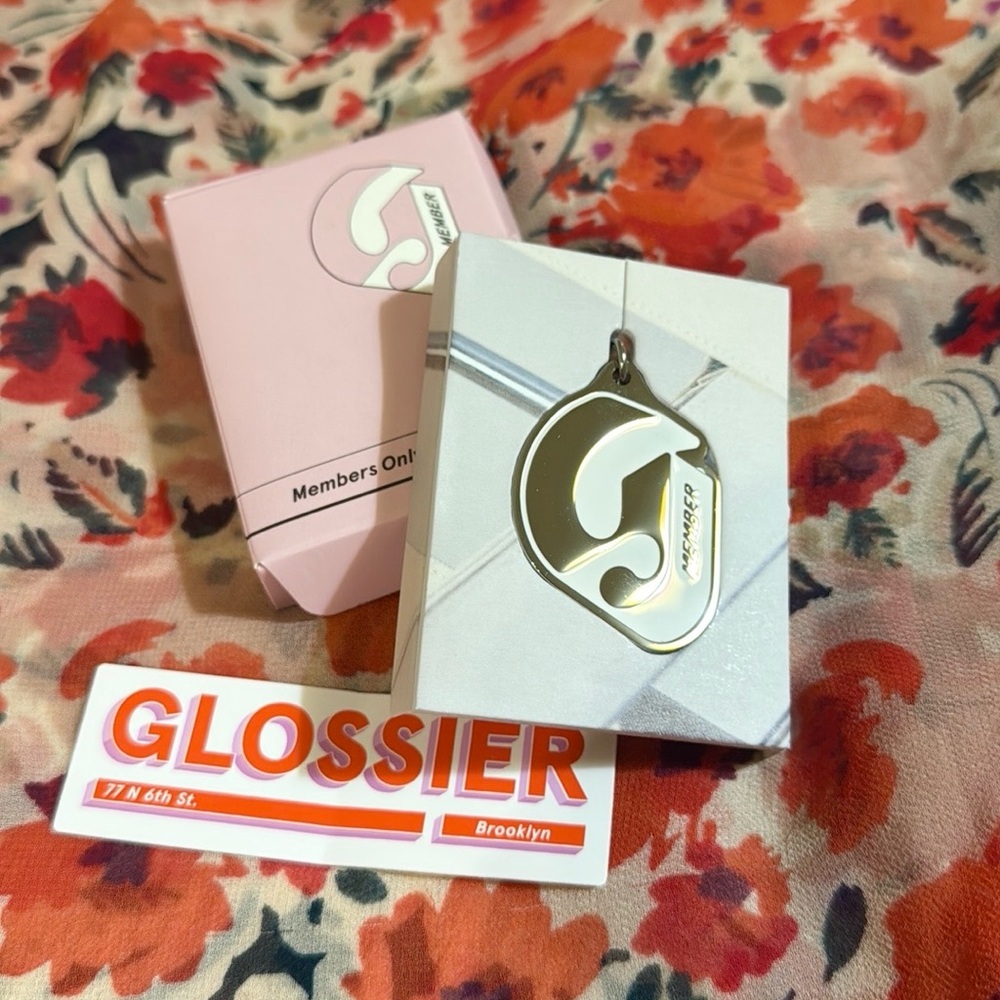 SALE✨5/$25✨Glossier Members Key Chain with Sticker